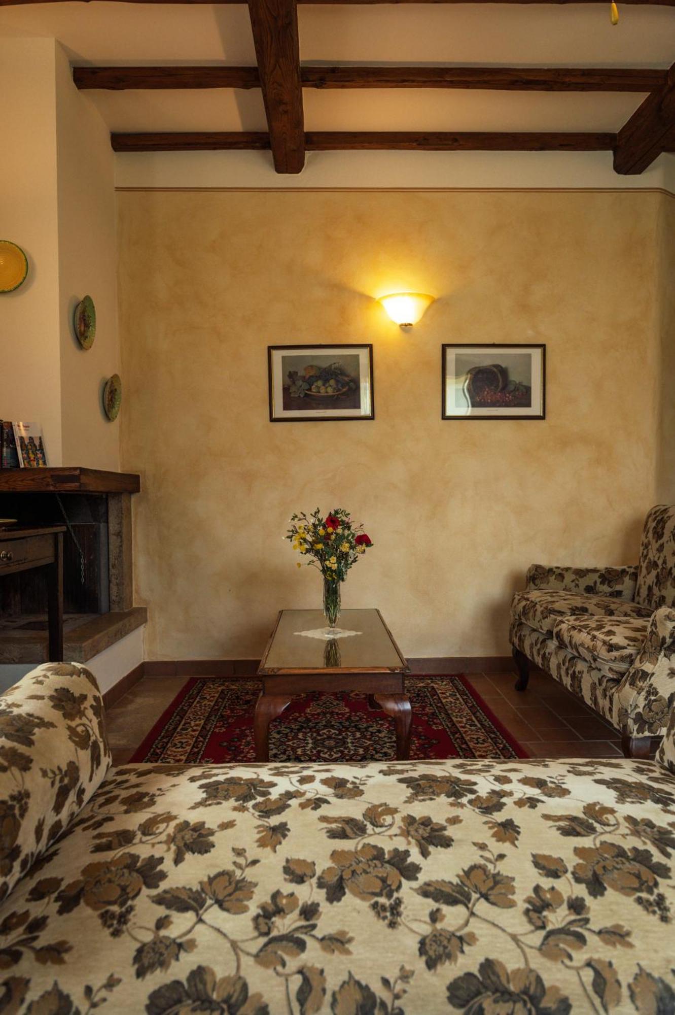 Agriturismo Casal Gheriglio Lucignano Exterior photo
